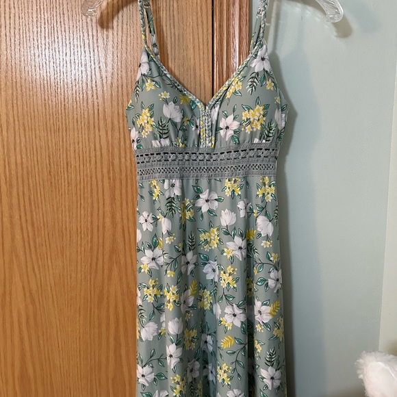 No Boundaries- Juniors flower Print Dress - Picture 3 of 5